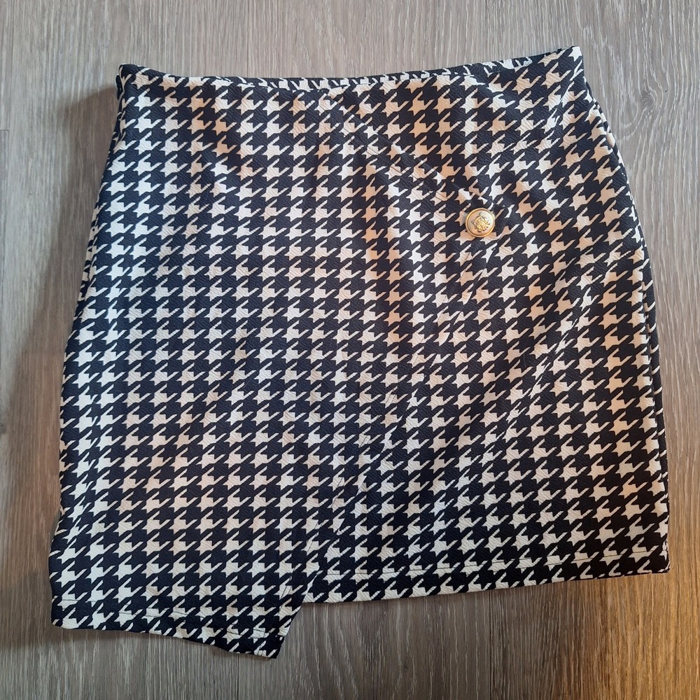 SHEIN Black White Houndstooth Asymmetrical Mini Skirt Size Medium US 6